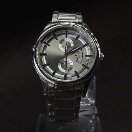 Gümüş Kasa Metal Erkek Saati – Takvimli ve Detaylı Kadran