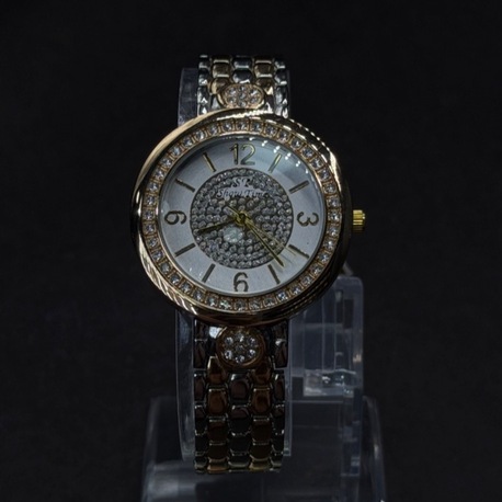 Klasik ve Modern Çizgili Kadın Saati