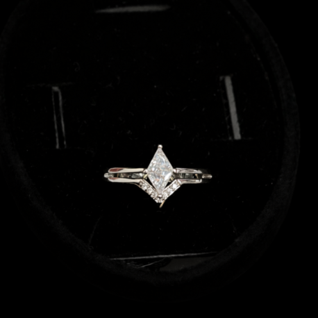 Geometrik Tasarımlı Zirkon Taşlı Yüzük